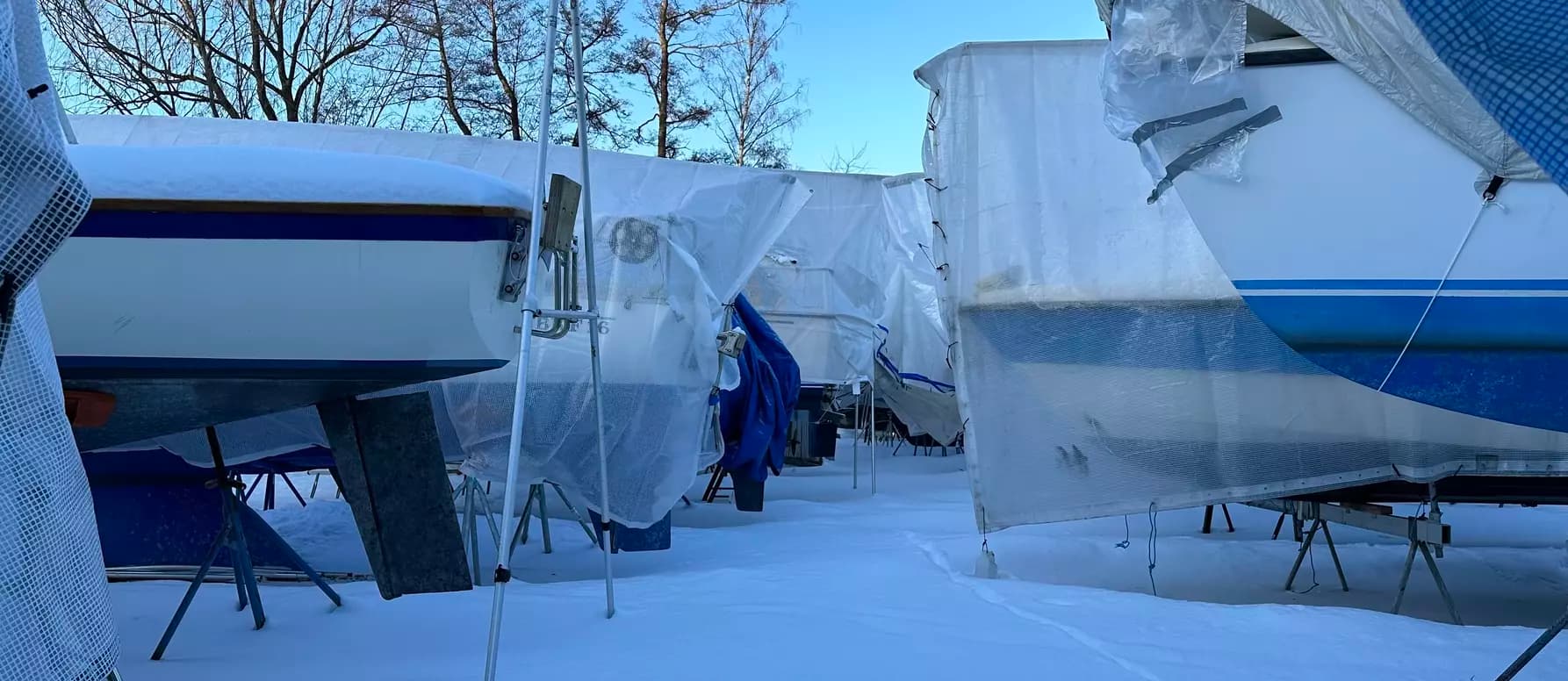 Växelhus, drev, batterier och mindre utombordare är välkomna till en trygg vinterförvaring utan stöldrisk. Se vår prislista för mer information.